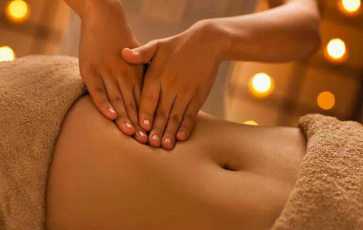 Movimentos manuais suaves aplicados na região abdominal