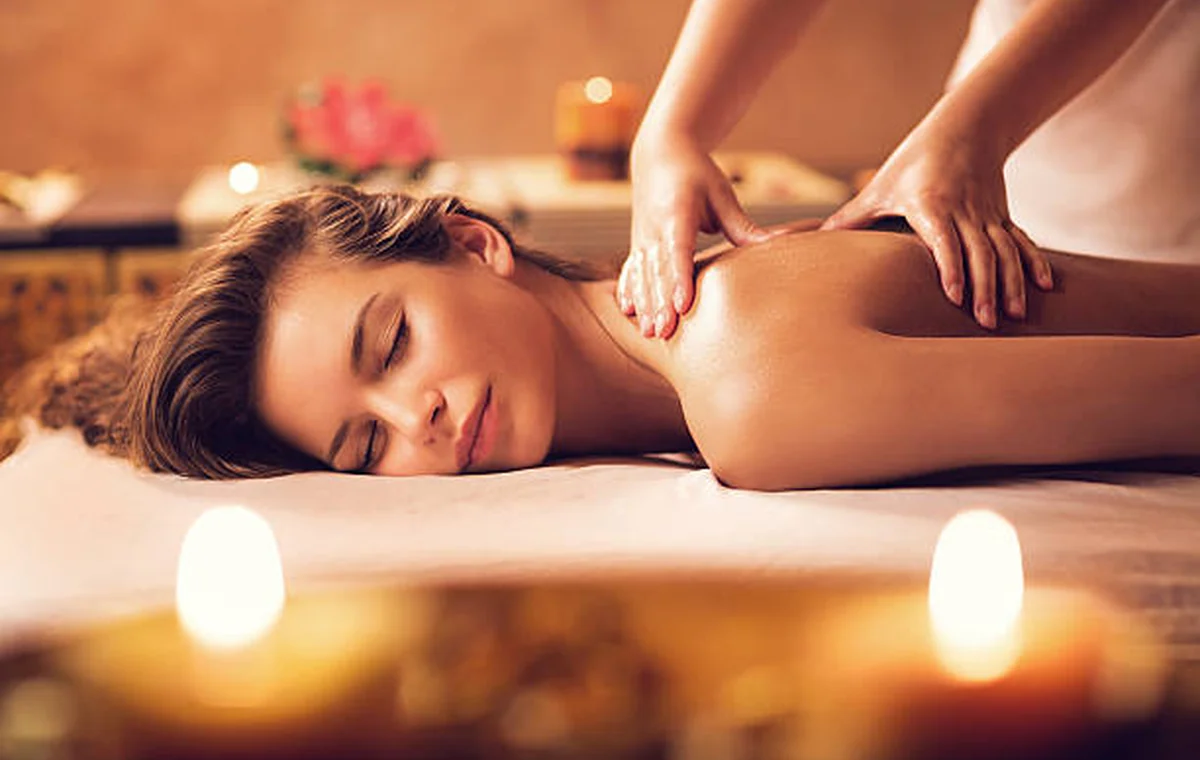 Massagem relaxante aplicada nas costas
