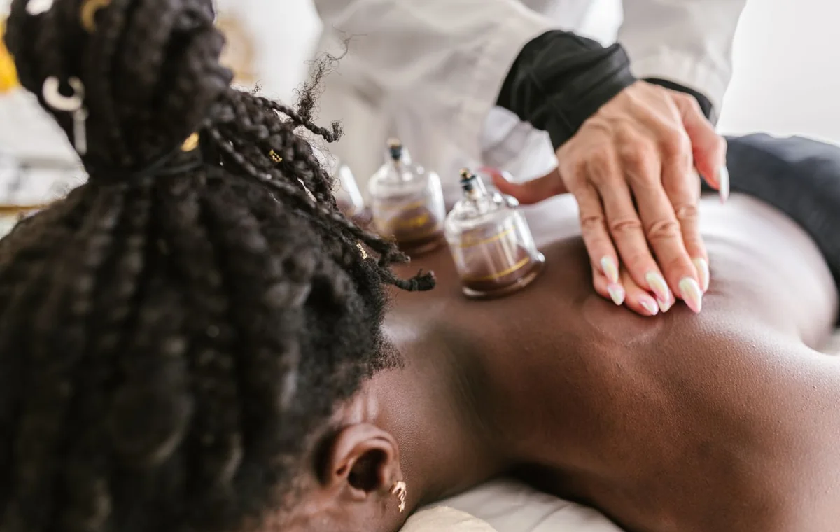 Massagem relaxante combinada com aplicação de ventosas